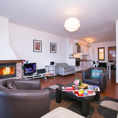 Апартаменты Sleeps 9 Pool