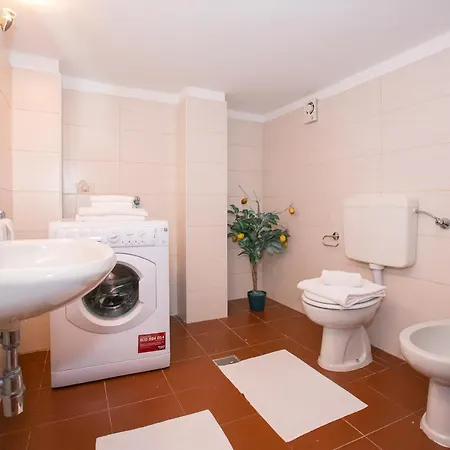 Апартаменты Sleeps 9 Pool